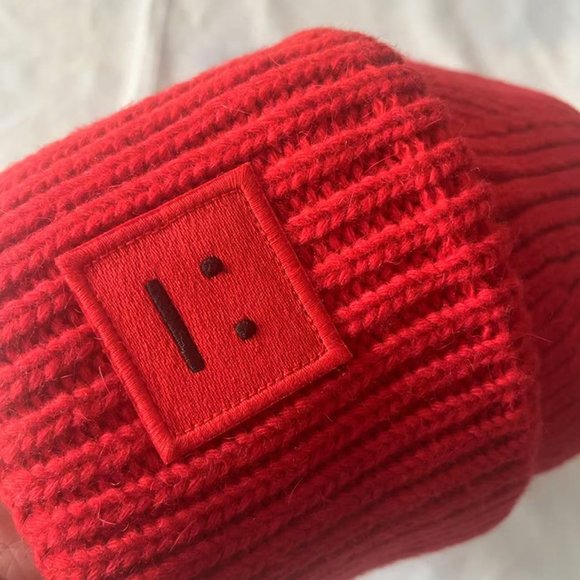 Acne Studios Red Knitted Hat With Embroidered Logo Patch - Picture 3 of 5